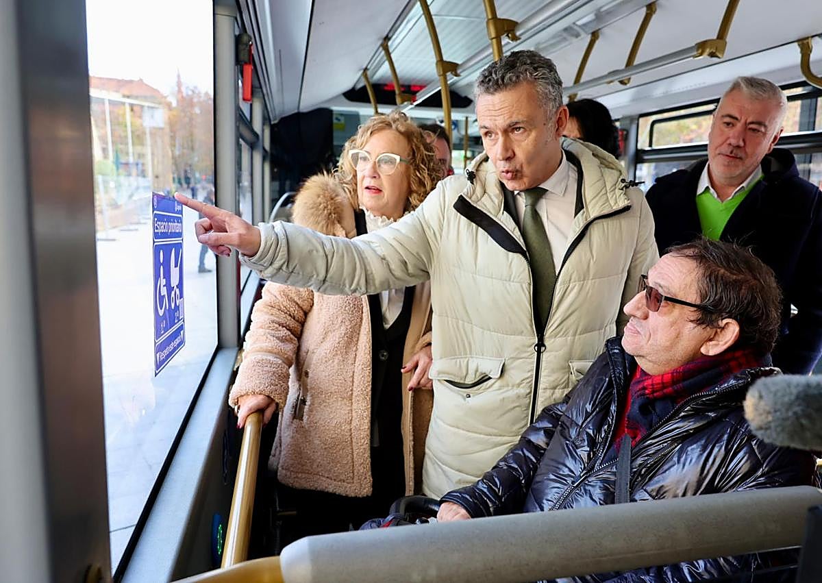 Imagen secundaria 1 - Los autobuses urbanos incorporan nuevas señales sobre la prioridad de las plazas para sillas de ruedas