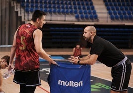 Jorge Serna y Miguel de Pablo hablan durante un entrenamiento en el Palacio de los Deportes. Suleyman Evran / sadé visual