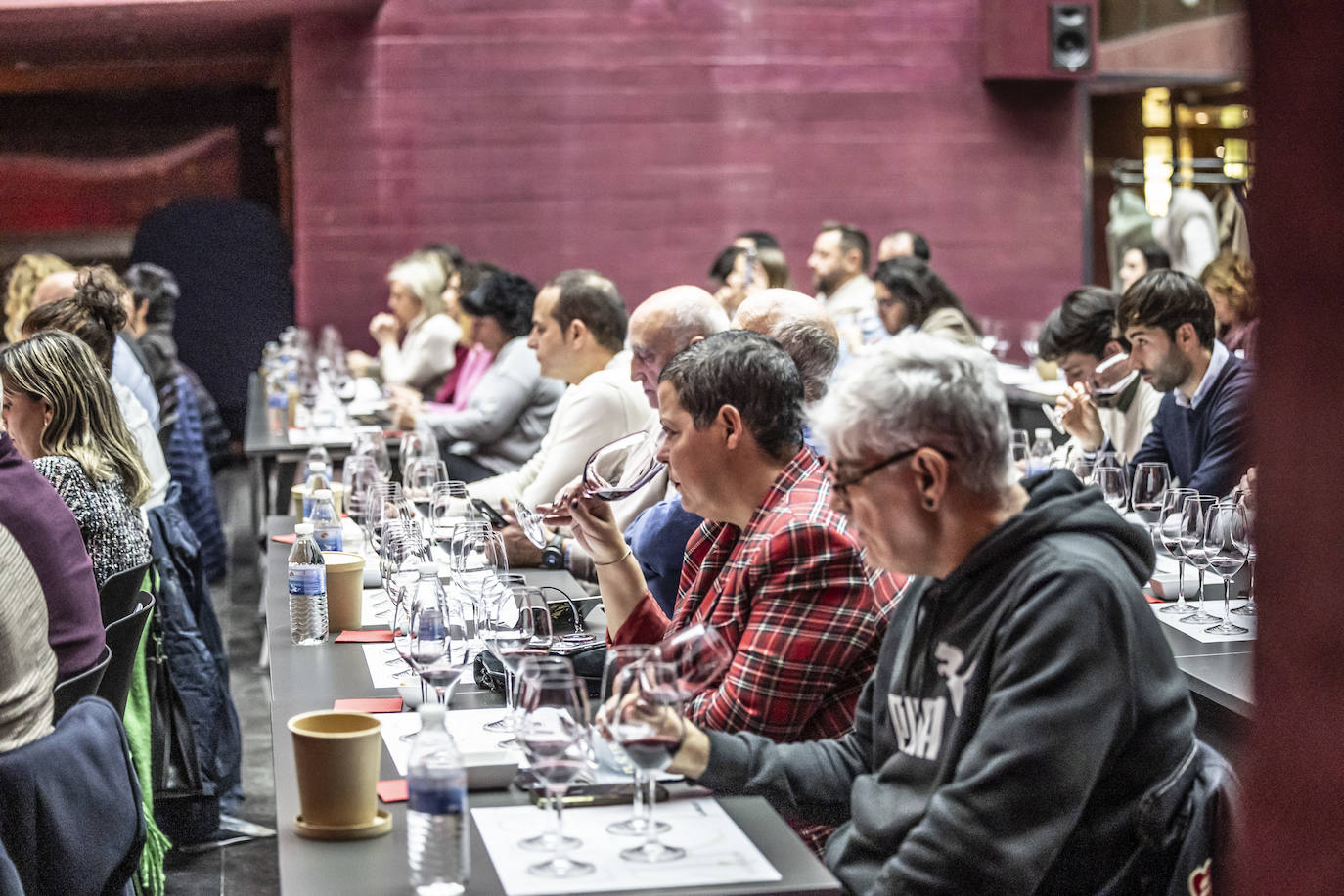 La cata con repóquer de vinos y de bodegueros, en imágenes