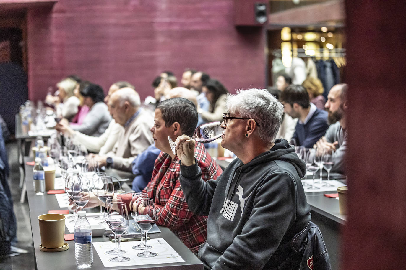 La cata con repóquer de vinos y de bodegueros, en imágenes