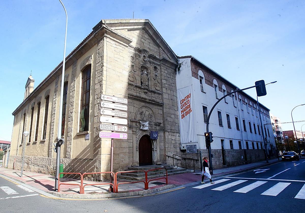 La iglesia, actualmente centro cívico, junto al convento que tras su demolición la dejará exenta en la confluencia de Madre de Dios con La Ribera.