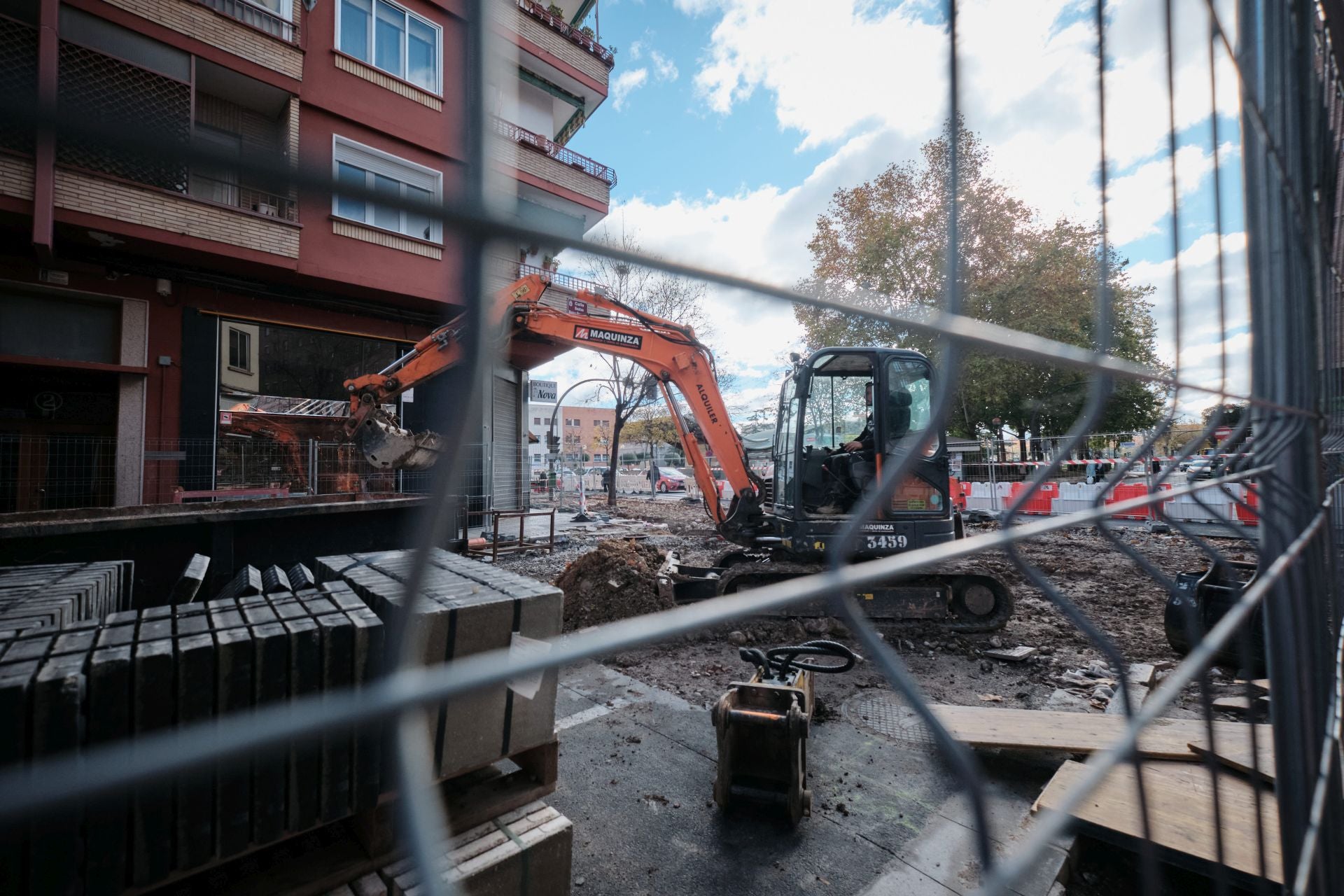 El movimiento volvió ayer a las obras, entre avenida de la Paz y Beatos Mena y Navarrete, tras más de una semana de parón.