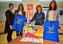 Las representantes de Ardem con Sampedro y Barceló.