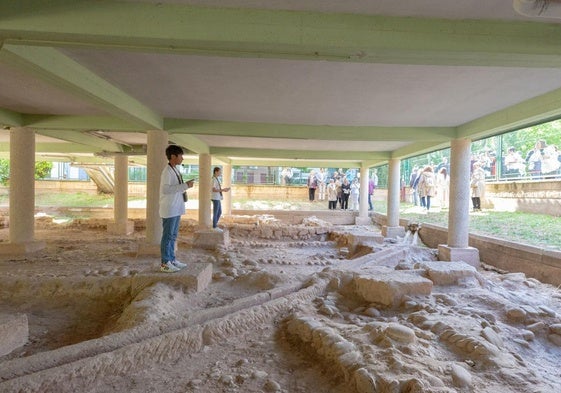 Restos arqueologicos situados bajo el CEIP Vareia, enuna visita guiada por los propios alumnos del centro educativo.