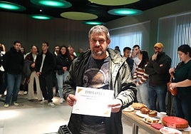 Jesús Manuel R. Escarpa, con el diploma que le acredita como ganador en categoría clásica de esta primera edición.