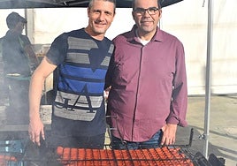 Iván Pascual y Germán Villar, ayer junto a las brasas de la carpa.