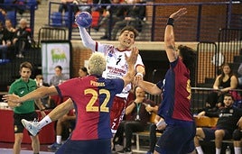 Álvaro Preciado intenta lanzar ante los exfranjivino Thiagus Petrus y Javi Rodríguez.