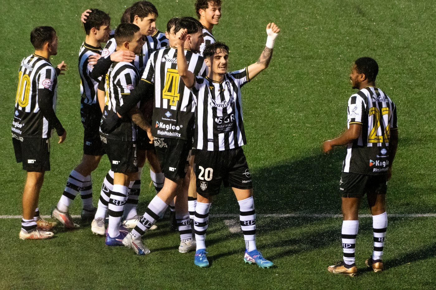 Adrián Fatahnai celebra el gol junto con la afición jarrera en el Luis de la Fuente.