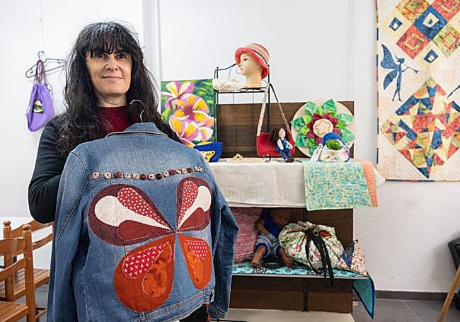 La profesora de talleres Margo, con algunos de los trabajos finalizados.