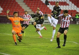 Lamadrid intenta rematar una jugada en el área del Tudelano.