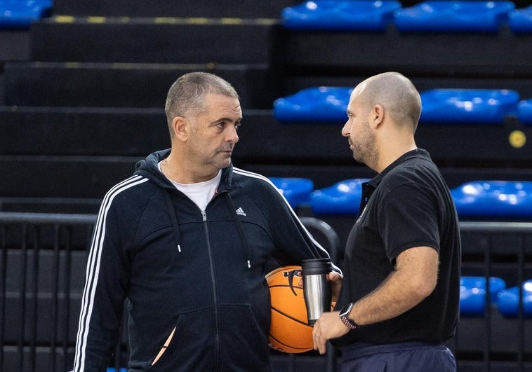 Jorge Serna habla con Jenaro Díaz durante un entrenamiento.