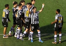 Adrián Fatahnai celebra el gol junto con la afición jarrera en el Luis de la Fuente.