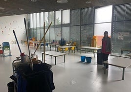 Una de las educadoras enseña cómo ha quedado el comedor de los pequeños.