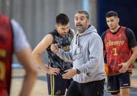 Jenaro Díaz da instrucciones en el entrenamiento de ayer por la tarde en el Palacio.