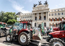 Protestas del sector primario ante el Ministerio de Agricultura, que volverán a producirse el lunes.