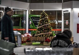 Árbol de Navidad que decora la estación de autobuses.