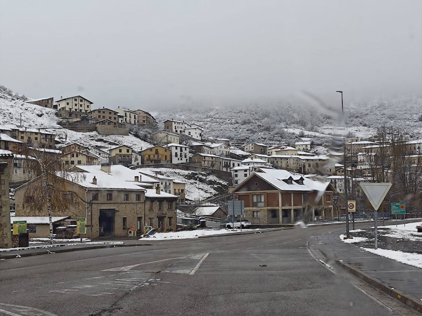 La nieve también ha dejado una capa blanca en Villoslada.