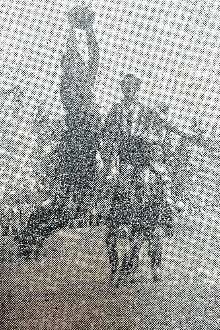 Echeverría bloca el balón por alto en el partido que se jugó en Las Gaunas el 26 de abril de 1942.