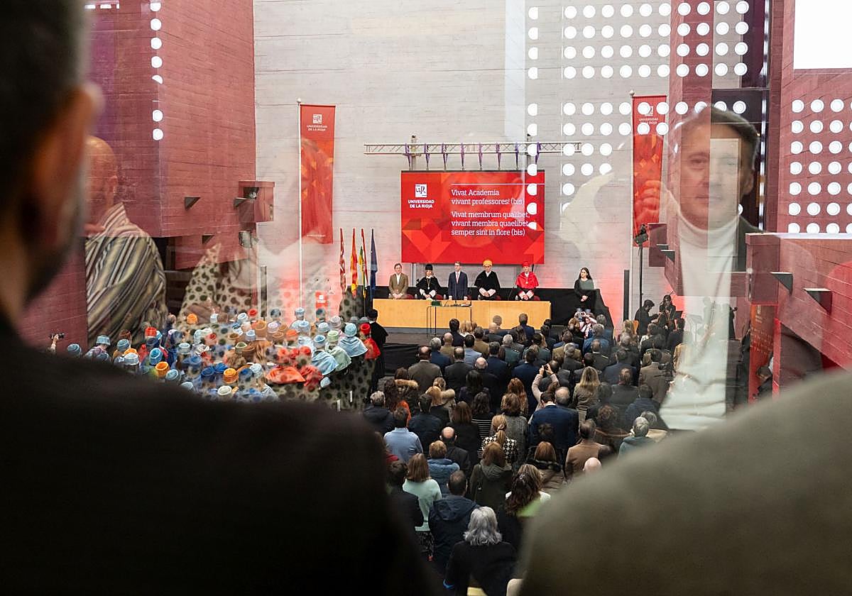 Eva Sanz toma posesión como nueva rectora de la Universidad de La Rioja