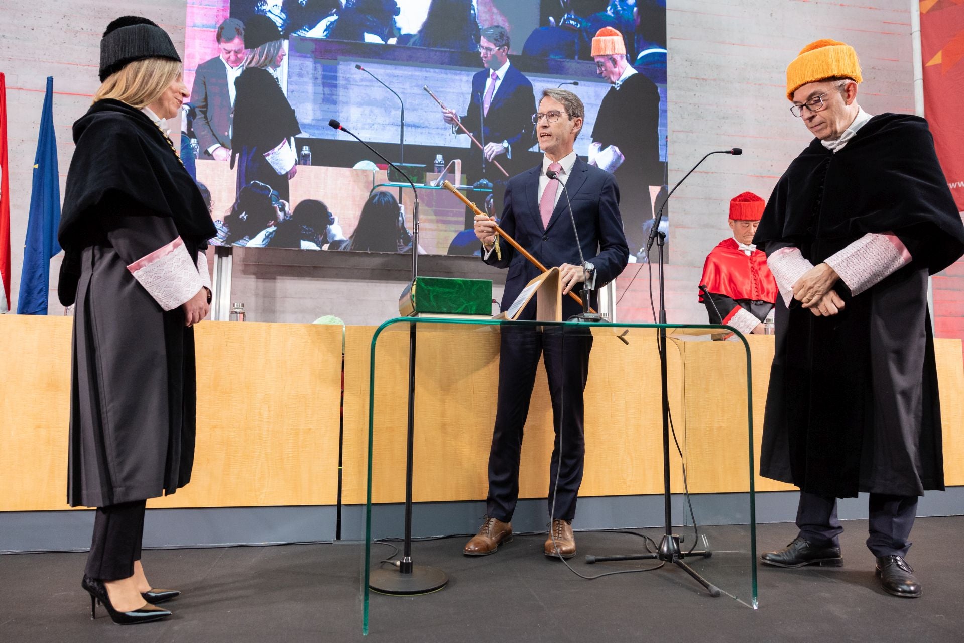 Eva Sanz toma posesión como nueva rectora de la Universidad de La Rioja