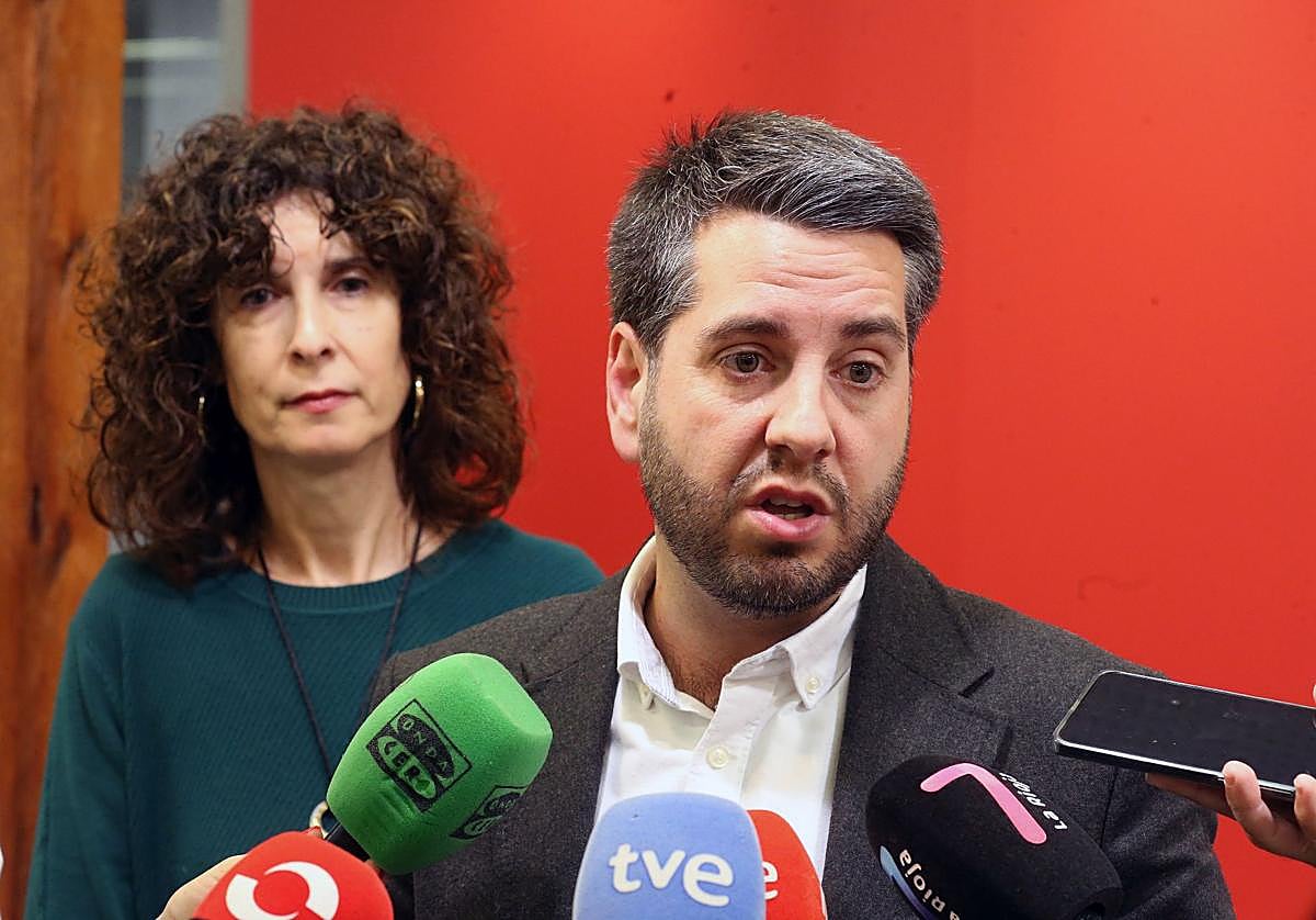 Javier García, con Lydia Rojas, tras el registro de su precandidatura