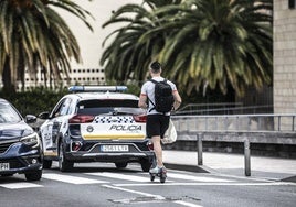 Un patinete eléctrico circulando justo detrás de un coche policial en la capital de La Rioja.