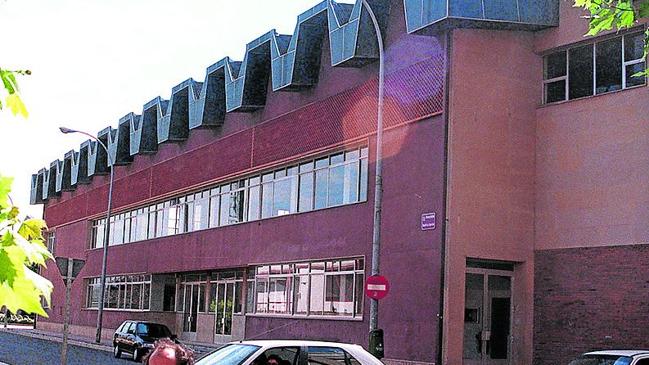 Imagen después - El polideportivo que cambió de color