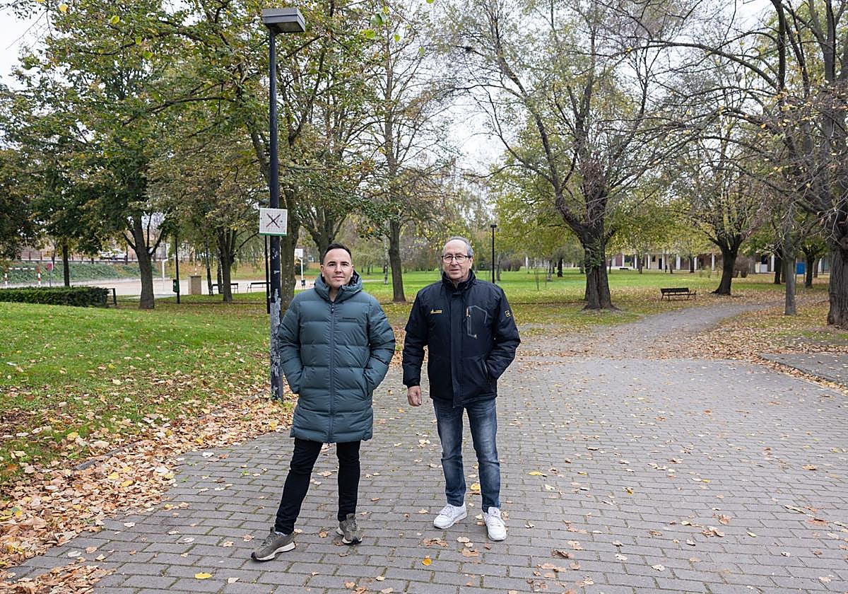 Rubén Vicente (vicepresidente de la asociación) y su padre, también vecino y socio, en el parque de San Antonio.