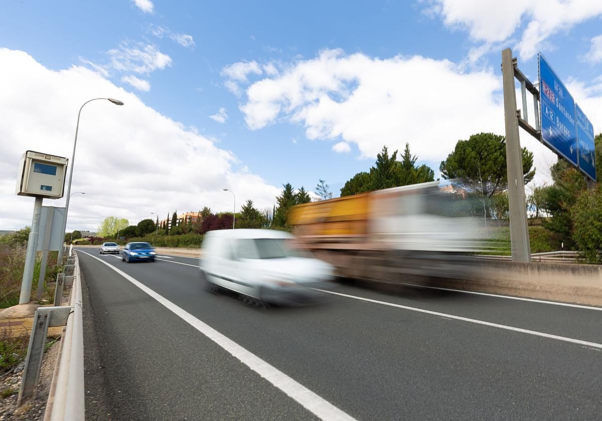 Radar fijo situado a la entrada de Logroño, en una zona con limitación a 80 km/h.