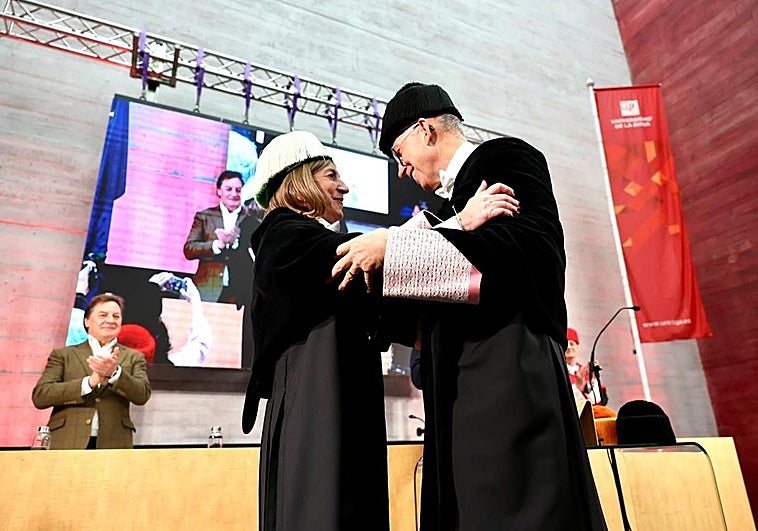 La nueva rectora de la UR, Eva Sanz, junto al rector saliente, Juan Carlos Ayala.