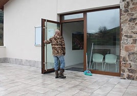 Un vecino accede al nuevo consultorio de la calle Somovilla.