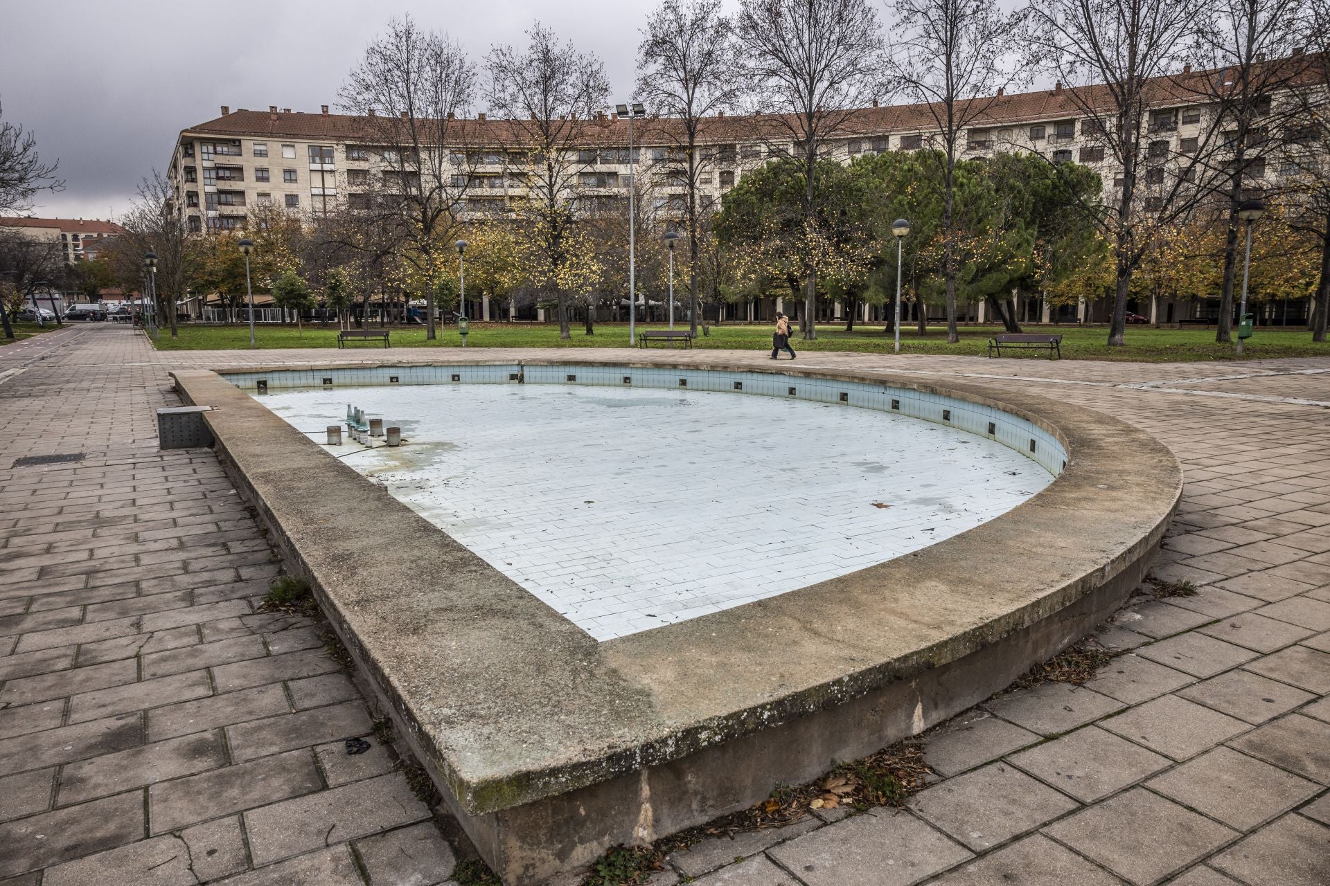 Imagen secundaria 1 - El Ayuntamiento de Logroño plantea una &#039;fuente seca&#039; que sustituya a la del parque de San Adrián