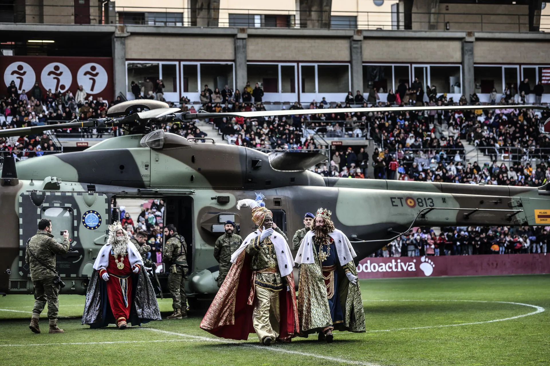 Melchor, Gaspar y Baltasar sobre el césped del estadio municipal.