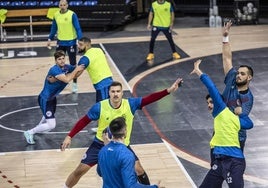 Roly Uríos defiende a David Cadarso en un entrenamiento del Ciudad de Logroño en el Palacio.