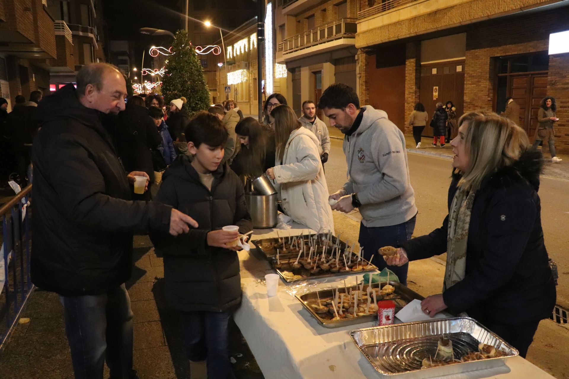Cientos de vecinos calientan las hogueras de Santa Lucía en Arnedo