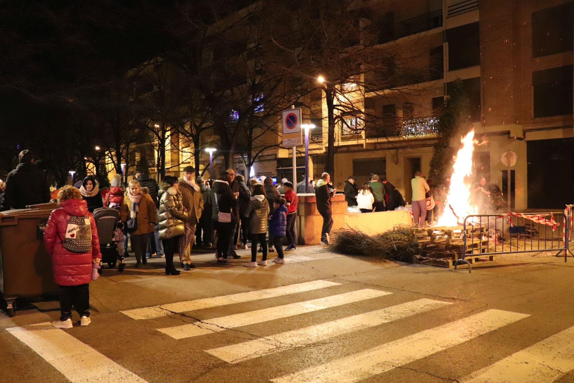 Cientos de vecinos calientan las hogueras de Santa Lucía en Arnedo