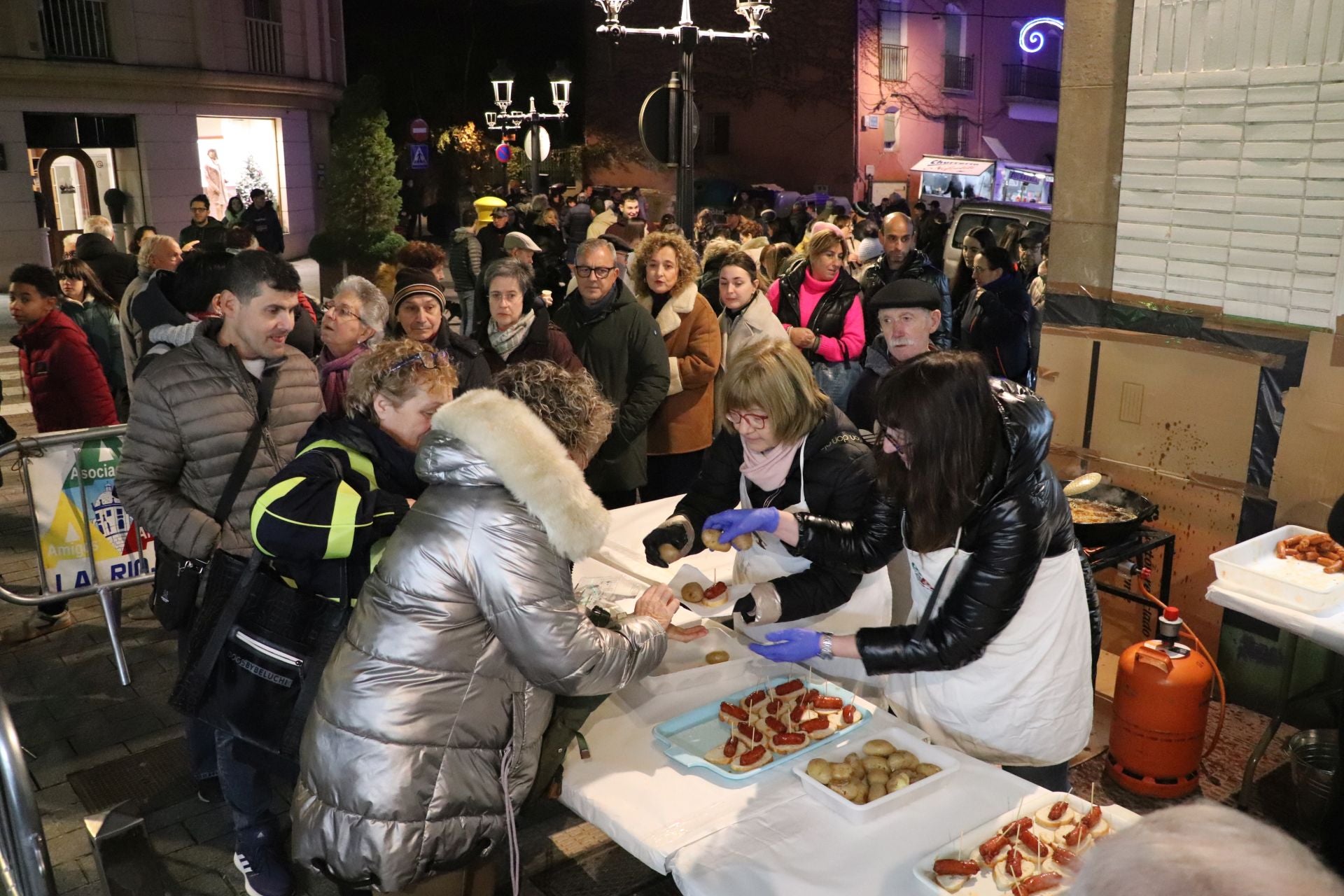 Cientos de vecinos calientan las hogueras de Santa Lucía en Arnedo