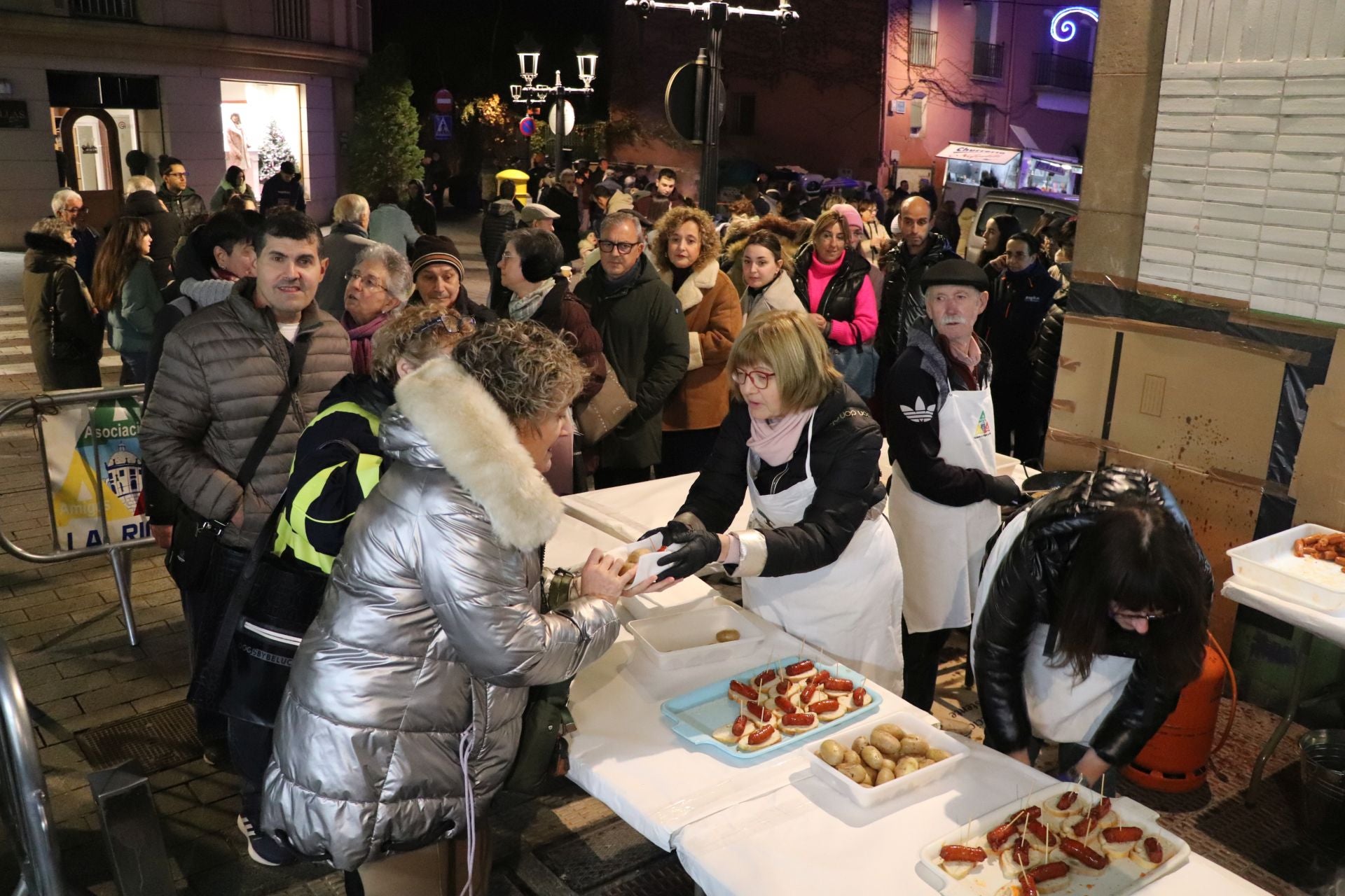 Cientos de vecinos calientan las hogueras de Santa Lucía en Arnedo