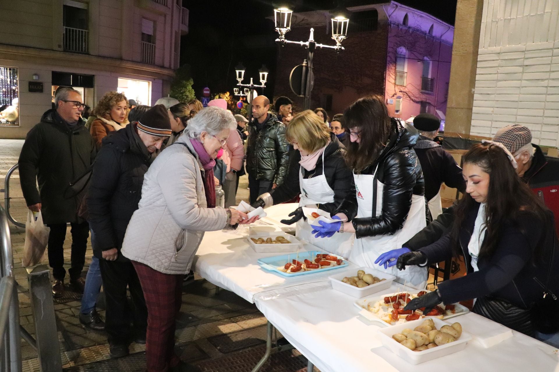 Cientos de vecinos calientan las hogueras de Santa Lucía en Arnedo