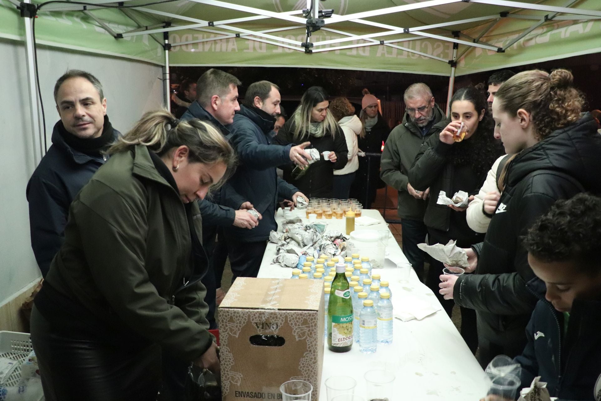 Cientos de vecinos calientan las hogueras de Santa Lucía en Arnedo