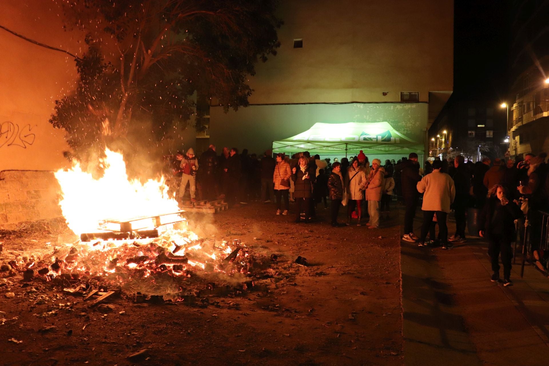 Cientos de vecinos calientan las hogueras de Santa Lucía en Arnedo