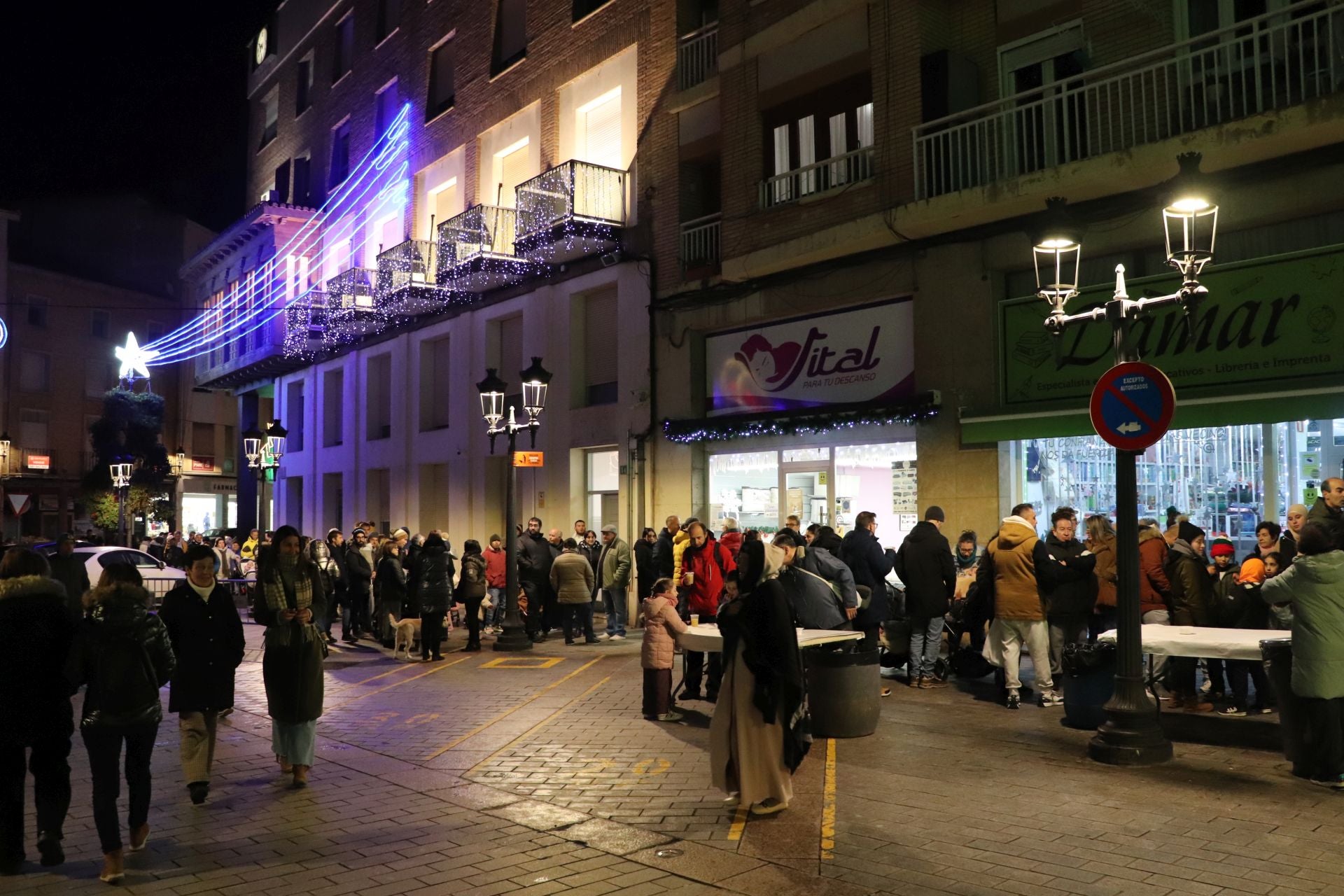 Cientos de vecinos calientan las hogueras de Santa Lucía en Arnedo