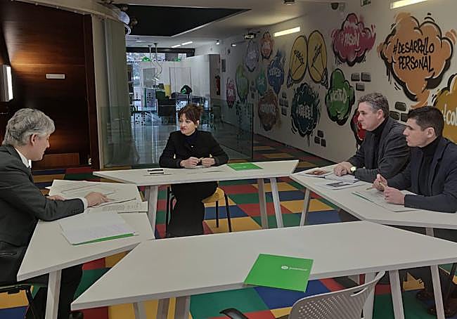 La ministra Sira Rego, con el consejero José Luis Pérez Pastor, el director general Diego Azcona y el director del IRJ, Juan Diego Alcaide