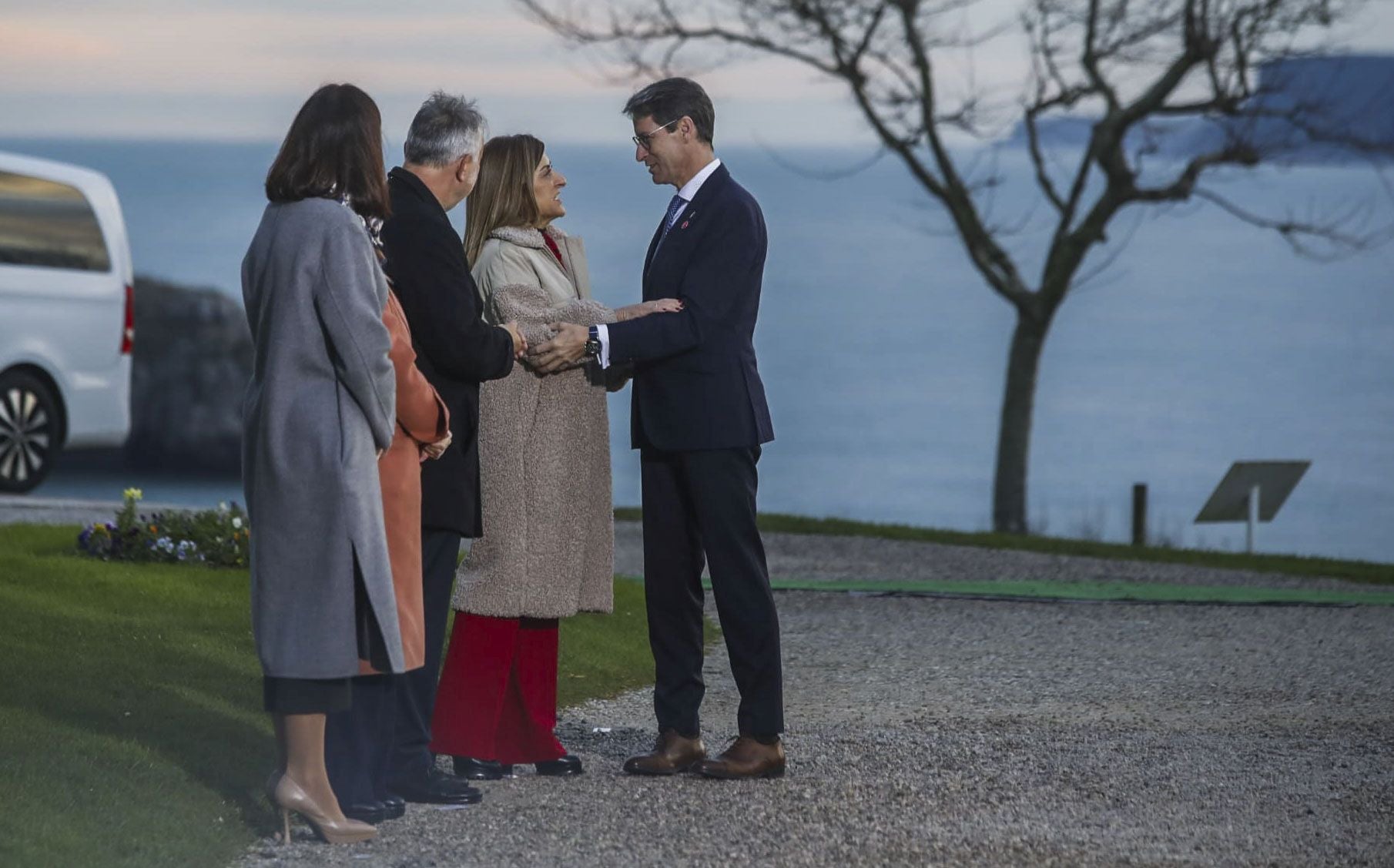 Capellán saluda a la presidenta de Cantabria, María José Sáenz de Buruaga.