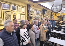 Los militantes del PSOE, tras la lectura del manifiesto, en el Café Moderno