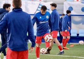 Emilio, el mejor del Anguiano, durante el calentamiento en el campo del Ejea