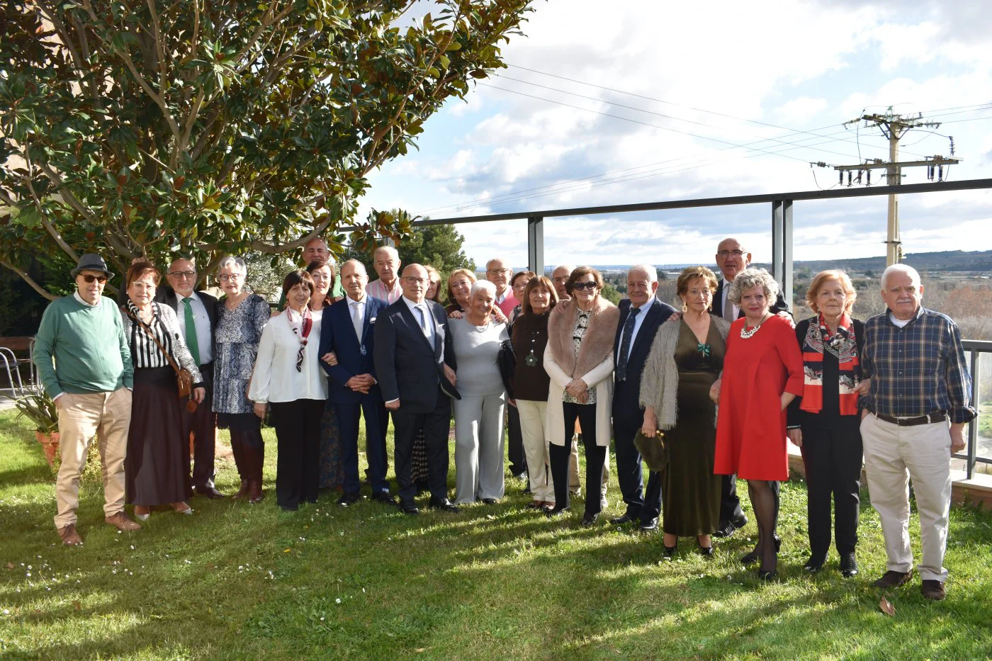 Los diez matrimonios con los organizadores del homenaje y el representante municipal.