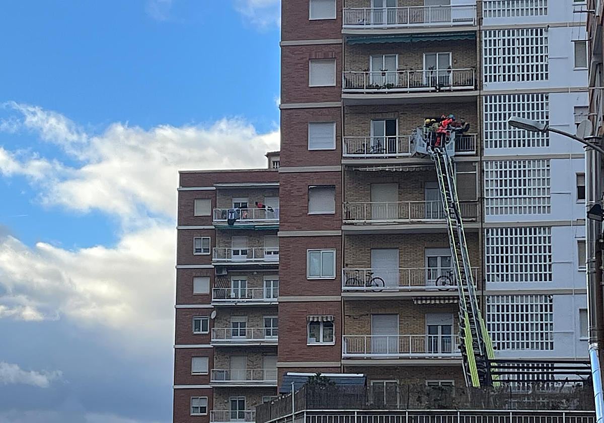 Rescatada una mujer en camilla por su ventana en Logroño tras ser reanimada por su hijo de 11 años