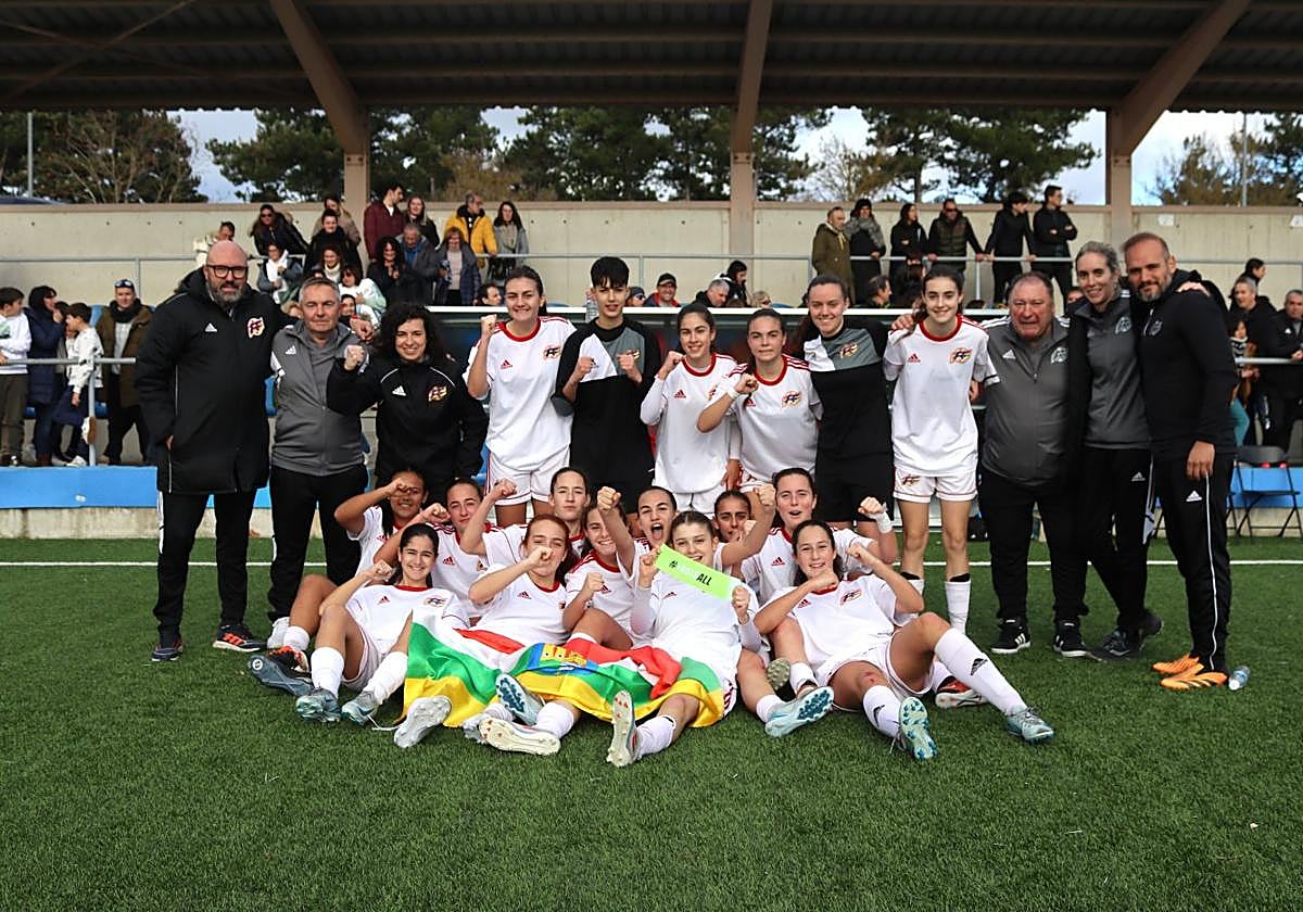 La selección riojana femenina sub'16 tras clasificarse en la Fase Oro.