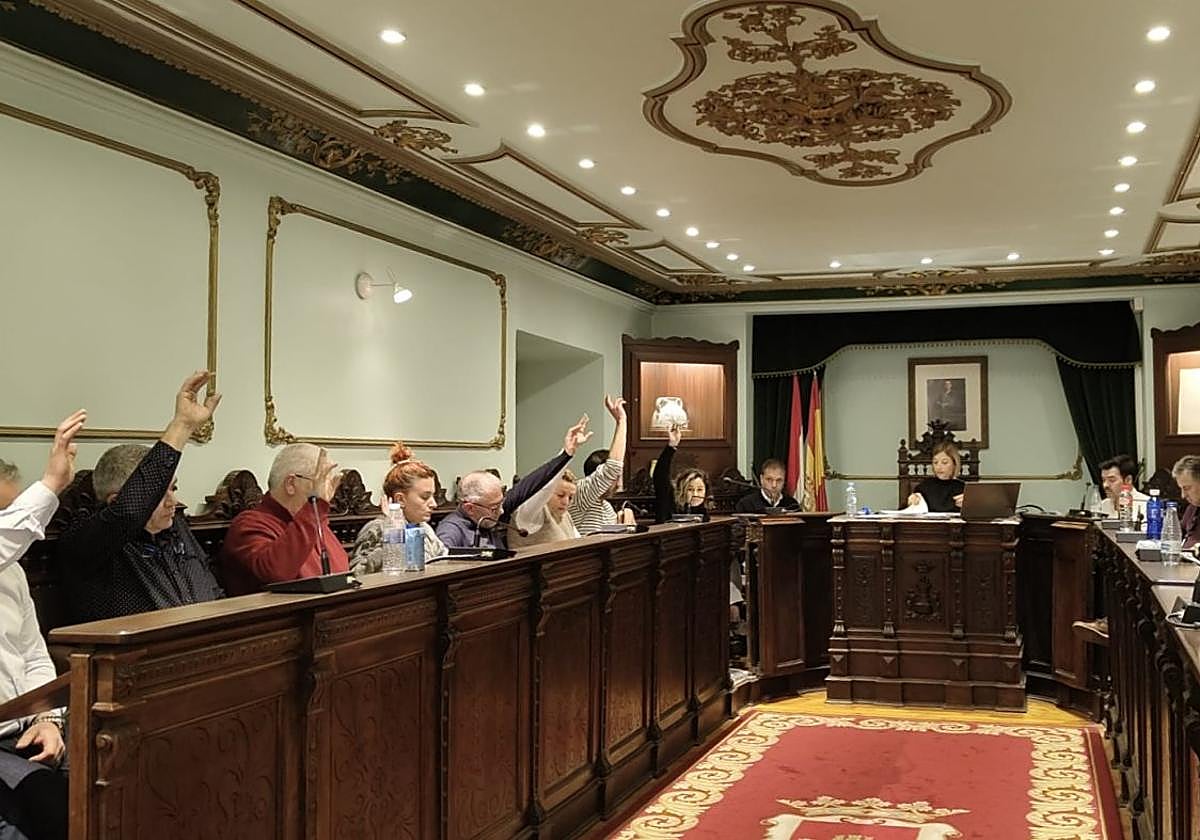 Los concejales votan en la sesión plenaria en la que se aprobaron los Presupuestos para 2024.